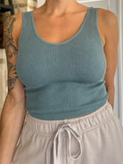 Soft and comfortable seamless v-neck ribbed tank top 