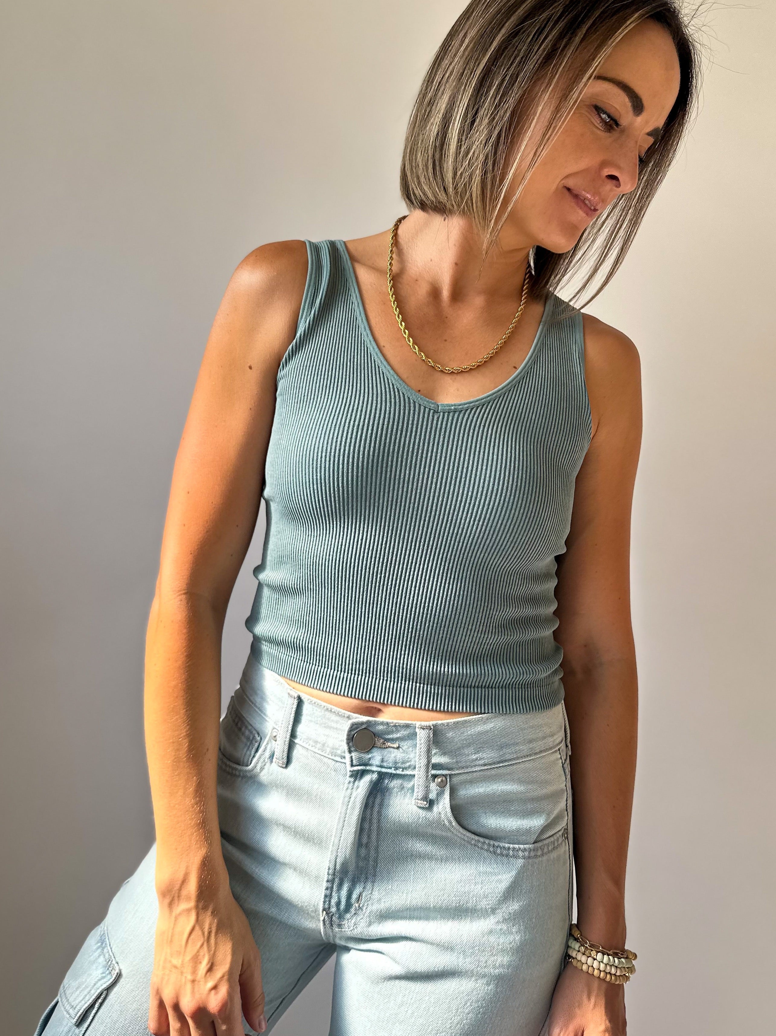 Soft and comfortable seamless v-neck ribbed tank top 