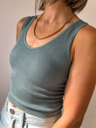 Soft and comfortable seamless v-neck ribbed tank top 