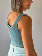 Soft and comfortable seamless v-neck ribbed tank top 