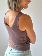 Soft and comfortable seamless v-neck ribbed tank top 