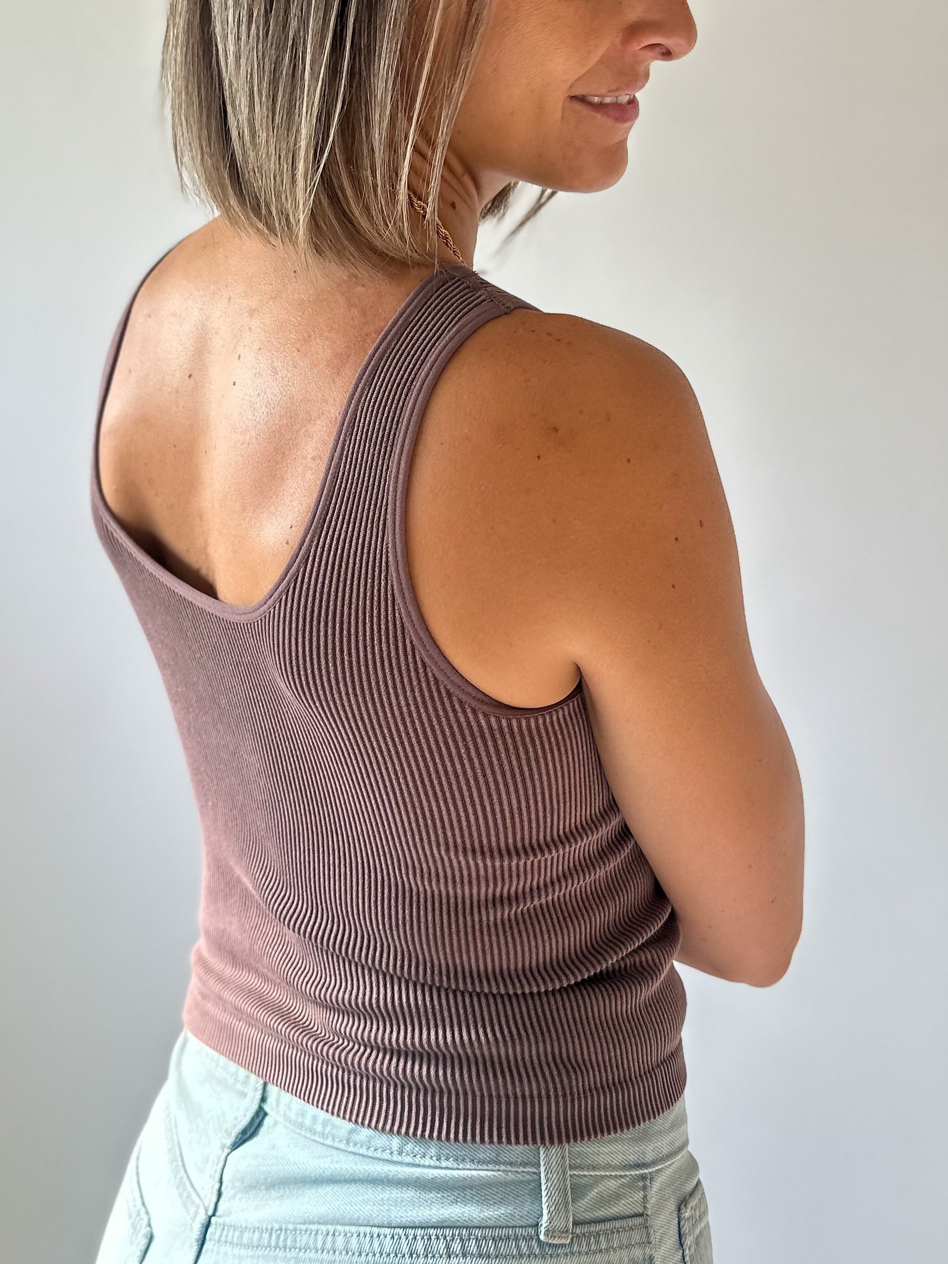 Soft and comfortable seamless v-neck ribbed tank top 